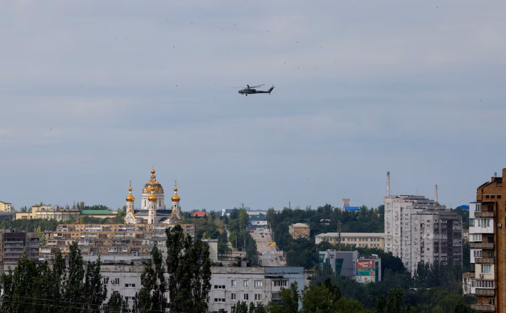 **Titre : L’armée ukrainienne repousse un nouvel assaut russe sur Kostiantynivka, ville stratégique de l’est** Les forces armées ukrainiennes affrontent une nouvelle offensive russe autour de la ville de Kostiantynivka, un point névralgique de l’est de l’Ukraine, a déclaré samedi leur commandant en chef, Oleksandr Syrskyi. Alors que les combats s’intensifient sur ce front, Moscou affirme progresser dans une autre zone au sud-ouest, illustrant la pression constante exercée par la Russie pour élargir son contrôle sur la région de Donetsk. « L’ennemi avance vers Kostiantynivka, mais à part subir de nombreuses pertes, il n’a rien accompli », a écrit Syrskyi sur Telegram, soulignant la résistance farouche des troupes ukrainiennes face aux tentatives russes de percer les lignes de défense. Les combats autour de cette ville industrielle, située à environ 20 kilomètres au sud de Kramatorsk, sont parmi les plus violents actuellement sur le front est. Depuis l’échec de leur tentative de prise de Kiev au début de l’invasion en février 2022, les forces russes ont redéployé leurs efforts sur la conquête complète du Donbass. Donetsk, l’une des deux régions qui composent cette zone orientale, reste l’objectif stratégique principal de Moscou. Kostiantynivka, qui s’inscrit dans le couloir de progression vers Sloviansk et Kramatorsk, est considérée comme un verrou défensif crucial pour l’armée ukrainienne. La situation humanitaire se détériore rapidement dans la ville. Le gouverneur régional de Donetsk a lancé cette semaine un nouvel appel à évacuer les derniers civils, alors que les infrastructures de base, comme l’électricité et l’approvisionnement en eau, sont gravement endommagées ou détruites. Les frappes russes répétées ont transformé une grande partie de la ville en zone de guerre. Pendant ce temps, la Russie affirme avoir enregistré des gains dans un autre secteur situé plus au sud-ouest, sans fournir de détails précis. Ces déclarations n’ont pas pu être vérifiées de manière indépendante, mais elles s’inscrivent dans une stratégie russe de pression simultanée sur plusieurs lignes de front, visant à disperser les capacités de défense ukrainiennes. L’armée ukrainienne, confrontée à une pénurie persistante de munitions et de troupes fraîches, continue de s’appuyer sur une défense mobile, combinant fortifications, drones et tirs d’artillerie. Malgré des revers tactiques et l’épuisement des forces, les lignes de défense autour des villes clés tiennent bon pour l’instant. La bataille pour Kostiantynivka illustre la brutalité d’un conflit qui s’éternise dans les zones urbaines et industrielles de l’est de l’Ukraine, avec des conséquences dramatiques pour les civils restants et une usure constante pour les deux armées. Alors que les négociations diplomatiques sont au point mort, la ligne de front reste l’unique arbitre du sort immédiat de la région.
