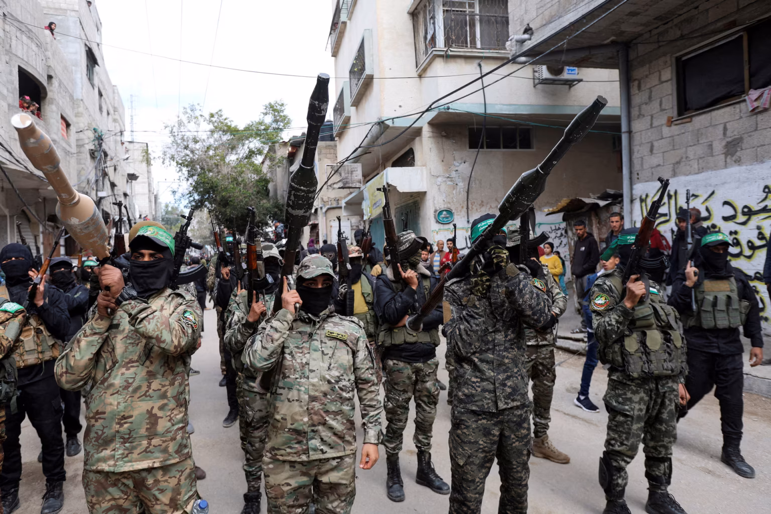 **Affaibli et contesté, le Hamas lutte pour sa survie au cœur d’une Gaza en crise** Le Hamas, longtemps acteur dominant dans la bande de Gaza, traverse l'une des périodes les plus critiques de son histoire. Privé de nombreux cadres dirigeants, amputé de son réseau de tunnels souterrains et confronté à des doutes croissants sur le soutien de son allié iranien, le mouvement islamiste fait désormais face à une menace autant interne qu’externe, dans un contexte de cessez-le-feu fragile avec Israël. Selon des sources proches du Hamas interrogées par Reuters, le groupe ne parvient plus à exercer un contrôle total sur ses combattants, désormais contraints d'opérer de manière autonome. À cette perte d'autorité s’ajoute l’émergence de clans locaux rebelles et de pillards, encouragés par la faiblesse du pouvoir central du Hamas et, selon ces mêmes sources, par un soutien discret d’Israël à ces factions opposées. La pression militaire israélienne reste constante. Pourtant, au-delà du conflit armé, c’est l’effritement du soutien populaire et tribal qui inquiète les dirigeants du Hamas. Un cessez-le-feu durable serait nécessaire non seulement pour alléger la catastrophe humanitaire qui accable la population gazaouie, mais aussi pour permettre au mouvement de tenter une réorganisation et d’éliminer les foyers de contestation interne, estiment plusieurs interlocuteurs. L’un des symboles de cette lutte intestine est la traque infructueuse de Yasser Abu Shabab, un chef rebelle retranché dans Rafah, secteur désormais contrôlé par les troupes israéliennes. Le Hamas a envoyé certains de ses meilleurs éléments pour l'éliminer, en vain jusqu’à présent. Malgré ces difficultés, le Hamas conserve une capacité opérationnelle résiduelle. Il a ainsi revendiqué une attaque mardi qui a coûté la vie à sept soldats israéliens dans le sud de la bande de Gaza. Néanmoins, selon trois diplomates au Moyen-Orient, les renseignements indiquent que le groupe a perdu son commandement centralisé et ne serait plus capable de mener une guerre coordonnée à grande échelle, se contentant désormais d’attaques opportunistes. Face à cette situation, la question du soutien de l’Iran devient cruciale. Si Téhéran a longtemps apporté une aide stratégique et logistique au Hamas, l’ampleur des pertes récentes et la nouvelle donne régionale pourraient remettre en question cette alliance, accentuant encore l’isolement du groupe à Gaza.