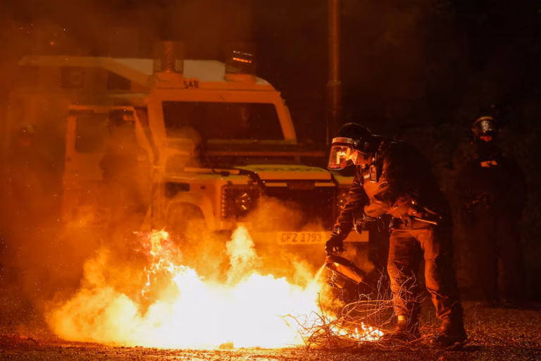 Violences en Irlande du Nord : la contestation anti-immigrés gagne Portadown, la police attaquée