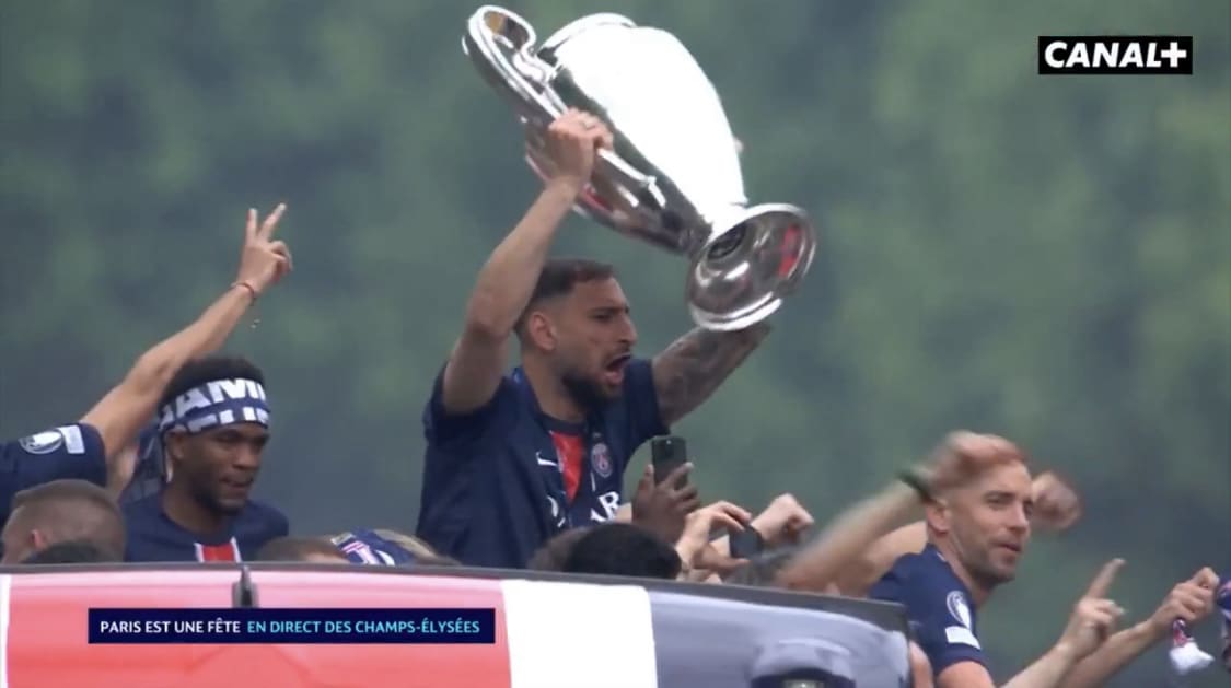 Le PSG champion d’Europe: les joueurs parisiens acclamés sur des Champs-Élysées en liesse