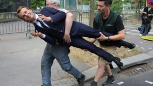 «C’est un emprunt, on va la rendre»: Greenpeace justifie le vol de la statue de Macron au musée Grévin pour dénoncer les liens de la France avec la Russie