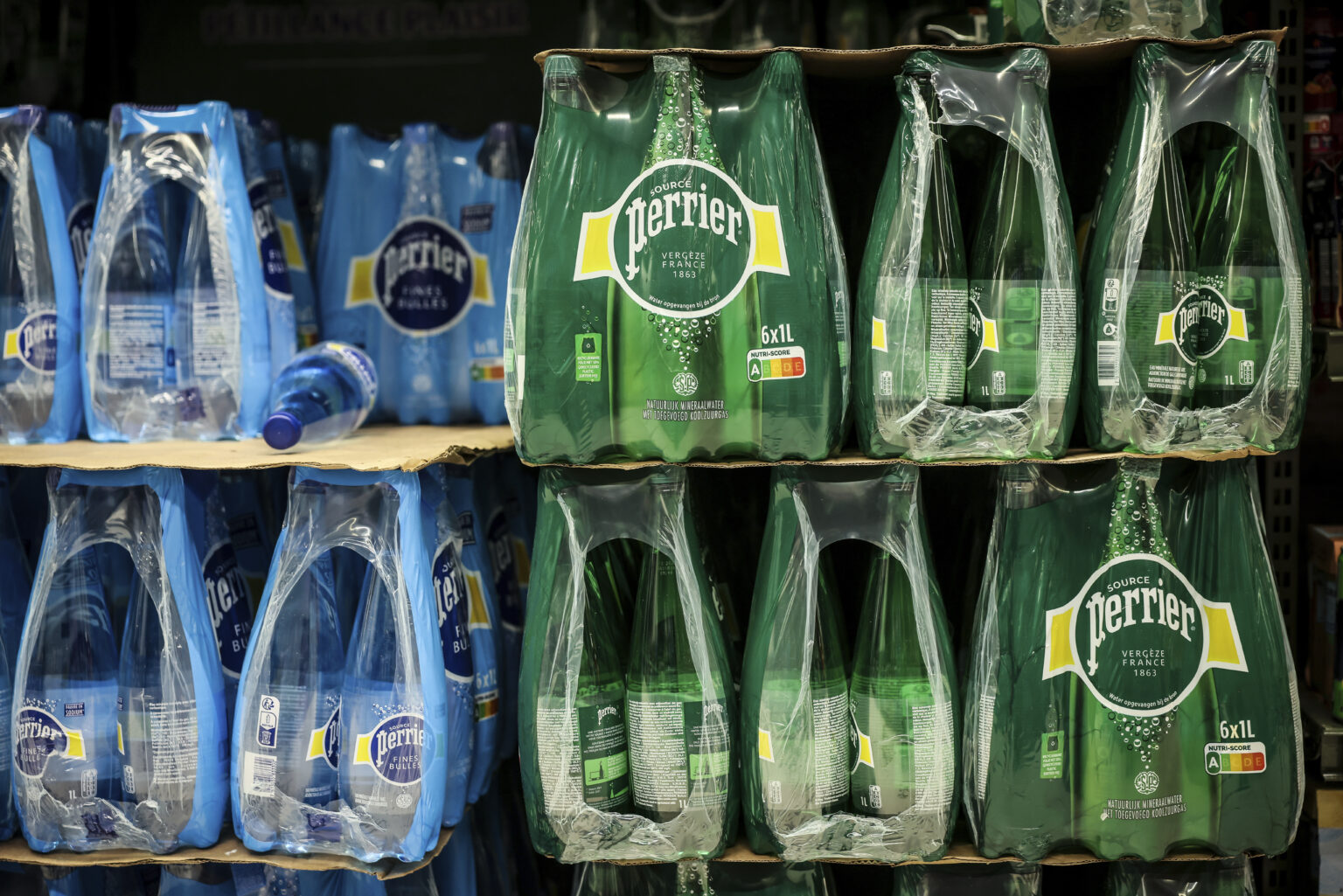 Scandale des eaux Nestlé: l’UFC-Que Choisir porte plainte contre l’entreprise et plusieurs ministres