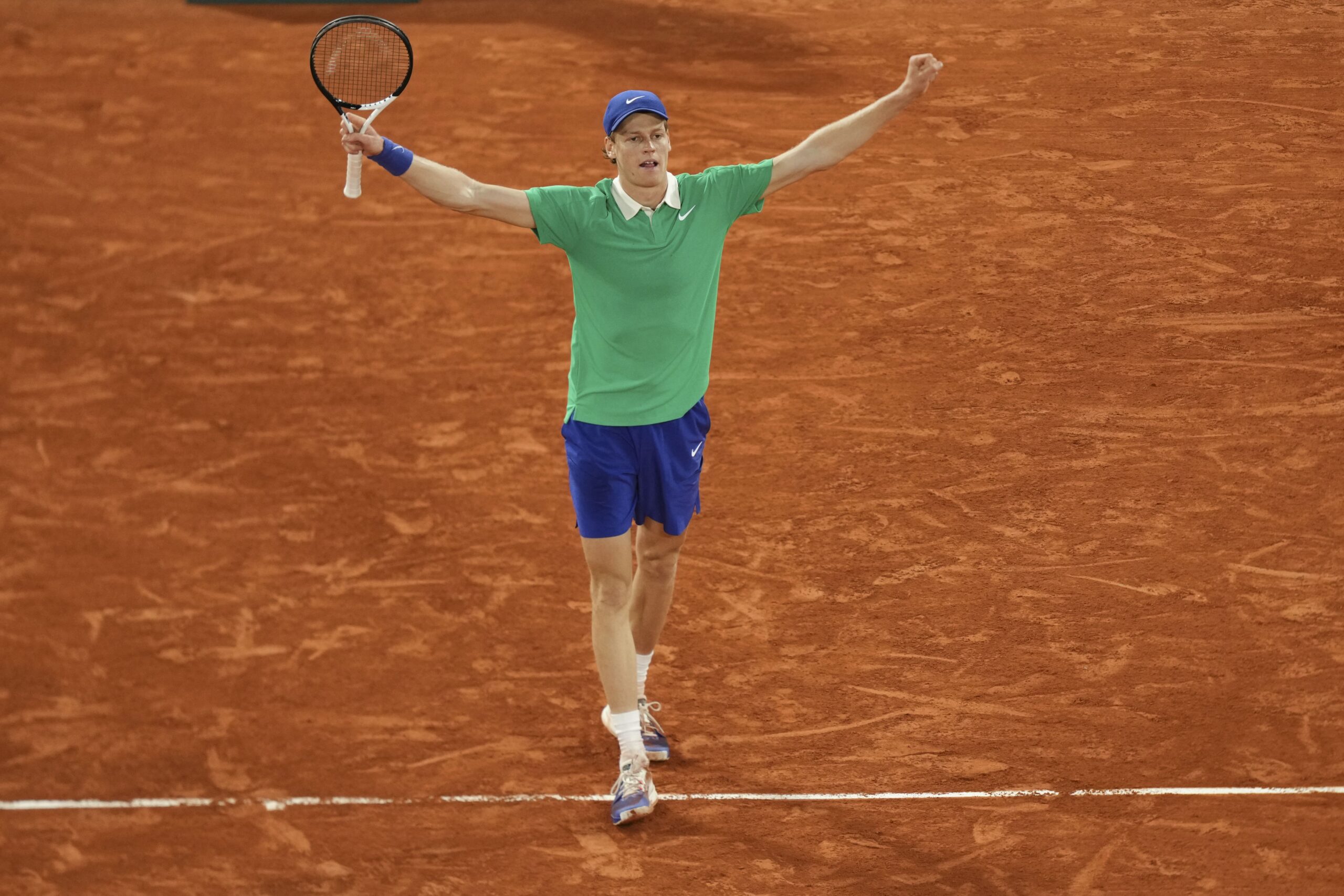 Roland-Garros: Jannik Sinner dompte Novak Djokovic et rejoint Carlos Alcaraz en finale