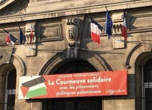 Gilles Poux, maire communiste de La Courneuve, distribue des drapeaux palestiniens pour que les habitants les accrochent à leur fenêtre​
