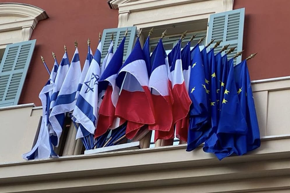 Nice : le tribunal administratif ordonne à la mairie de retirer les drapeaux israéliens de sa façade