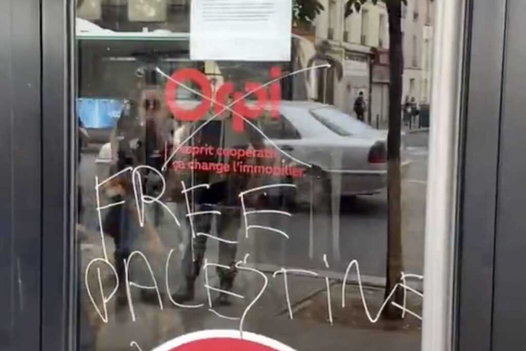 Paris: les vitrines de l’agence Orpi taguées “Free Palestine” après les propos visant Rima Hassan