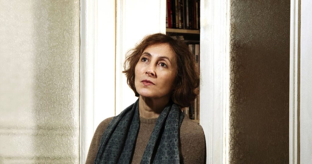 Florence Seyvos récompensée par le Prix du Livre Inter 2025 pour Un perdant magnifique Le 51ᵉ Prix du Livre Inter a été attribué à Florence Seyvos pour son roman Un perdant magnifique, publié aux Éditions de l’Olivier. Ce prix, décerné par un jury de 24 lectrices et lecteurs auditeurs de France Inter, distingue une œuvre forte et subtile qui explore avec sensibilité les failles d’un personnage fascinant. Un roman sur un homme flamboyant et brisé Dans Un perdant magnifique, la narratrice revisite son enfance marquée par la présence d’un beau-père hors norme. Jacques, personnage central du roman, capte l’attention autant qu’il trouble : menteur et généreux, imprévisible et attachant, il navigue entre grandeur et déchéance. Entre Le Havre et Abidjan, ce roman raconte l’impact de cet homme sur la narratrice et sa sœur, à travers une écriture à la fois délicate et percutante. Florence Seyvos s’empare ici d’un thème qui traverse son œuvre : la fragilité humaine. Avec un sens du détail tout en retenue, elle donne corps à une figure à la fois aimée et destructrice. Comme l’explique Éva Bettan, responsable du Prix du Livre Inter, « c’est un livre très subtil, vu avec les yeux d’une fillette et avec le recul du temps, qui dit beaucoup par la suggestion ». Un prix littéraire ancré dans la voix des lecteurs Créé en 1975, le Prix du Livre Inter est unique dans le paysage littéraire français. Il repose sur une sélection par un jury paritaire, composé d’auditeurs de France Inter issus de toute la France. Cette année, le jury, présidé par la romancière Marie-Hélène Lafon, a débattu pendant plusieurs heures avant de désigner Un perdant magnifique au troisième tour de vote. Florence Seyvos a réagi avec émotion à l’annonce de sa victoire : « Je pensais que c’était un petit roman. Ce prix, c’est plus qu’un prix, c’est un moment où des lecteurs se réunissent, discutent, s’emportent autour de livres qui les touchent. » Déjà récompensée en 1995 par le Goncourt du premier roman pour Les Apparitions, puis par le Renaudot poche en 2017 pour Le Garçon incassable, l’autrice confirme avec ce nouveau roman sa place à part dans la littérature française. Une écrivaine fidèle à l’intime Romancière, scénariste et autrice jeunesse, Florence Seyvos développe depuis plusieurs années une œuvre traversée par des figures marginales, blessées ou dérangeantes. Avec Un perdant magnifique, elle offre un récit profondément humain sur l’amour, la mémoire et la complexité des liens familiaux. Son roman a également été salué par la critique dès sa parution, recevant notamment le prix de la Closerie des Lilas.