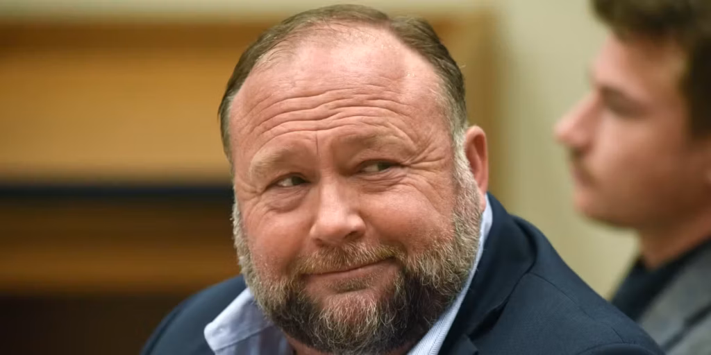 Alex Jones accusé de dissimuler des millions alors que les familles de Sandy Hook réclament justice