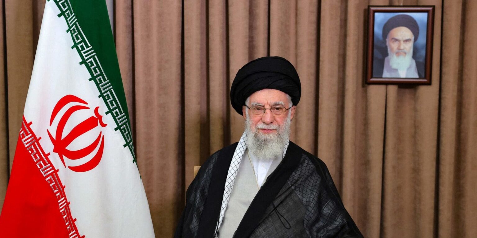 Khamenei menace de représailles en cas d’attaque américaine : « Le coût serait immense »