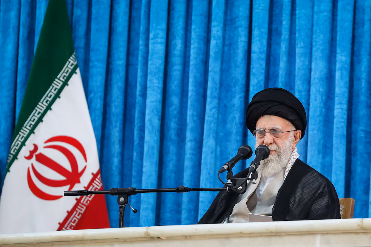 Khamenei promet des représailles contre les bases américaines en cas d’attaque