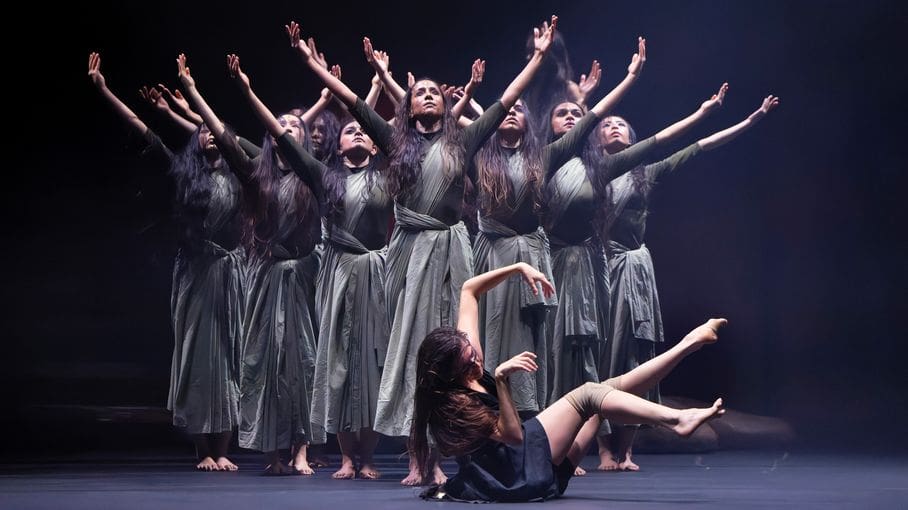 « Une fresque sans magie » : Akram Khan peine à convaincre avec Thikra à Montpellier Danse