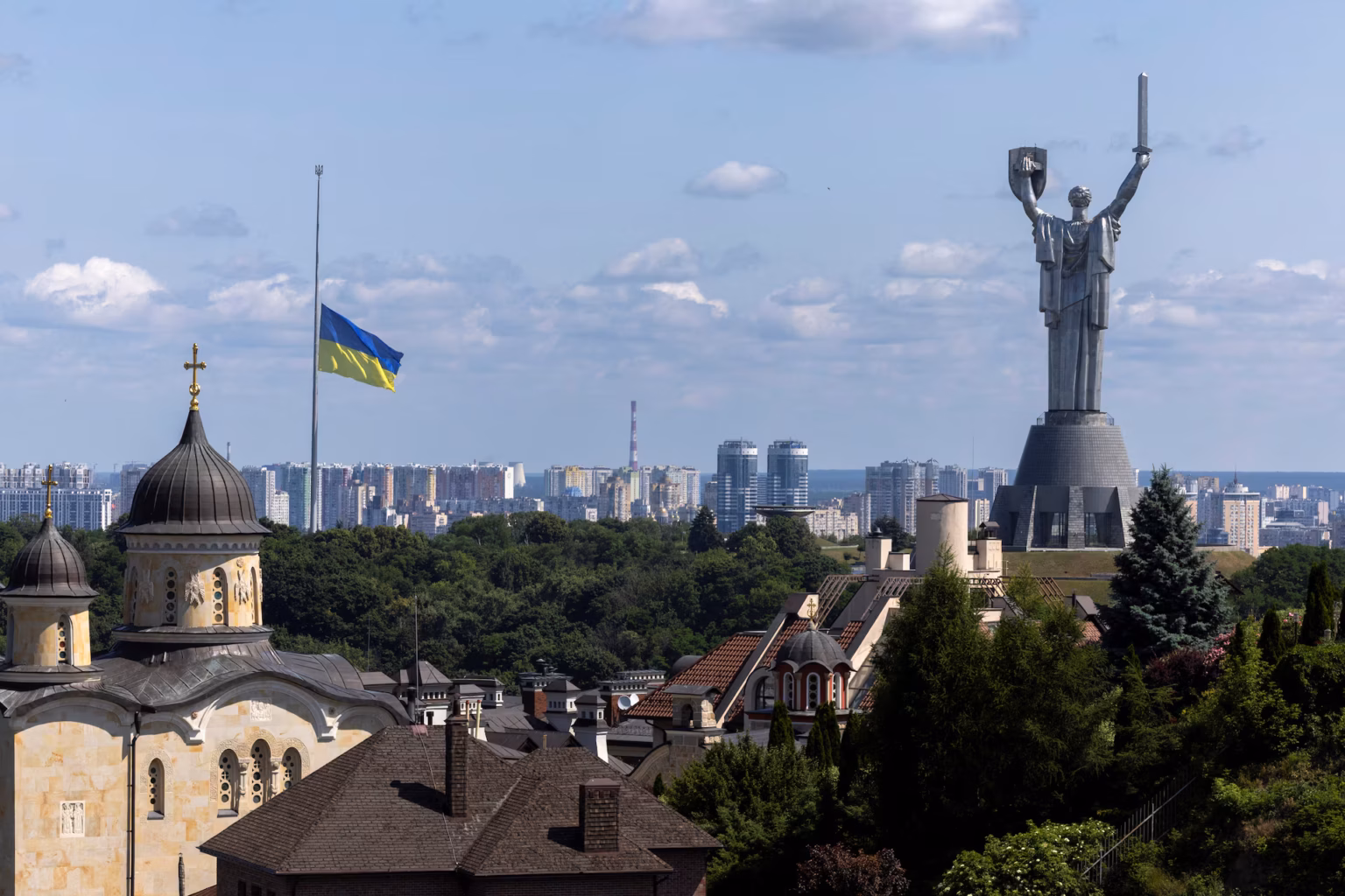 L’Ukraine autorise la double nationalité pour resserrer les liens avec sa diaspora en pleine guerre