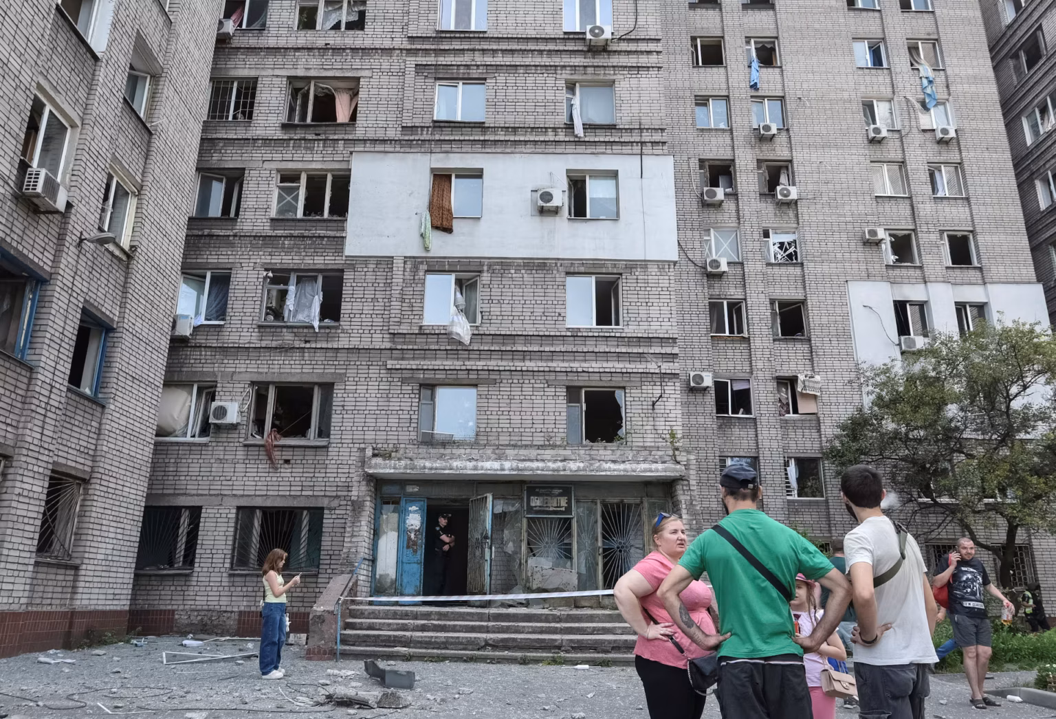 Une frappe russe fait 11 morts à Dnipro alors que Zelensky presse l’OTAN d’intensifier son soutien