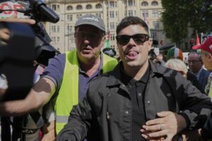 Le groupe Kneecap sous tension après l'inculpation d'un membre pour soutien à une organisation terroriste