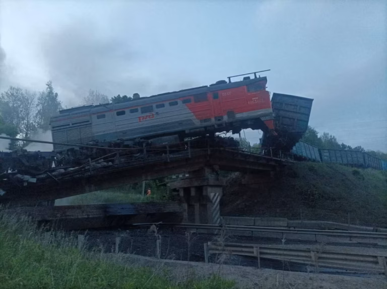Russie : un pont ferroviaire s’effondre au passage d’un train de marchandises dans la région de Koursk