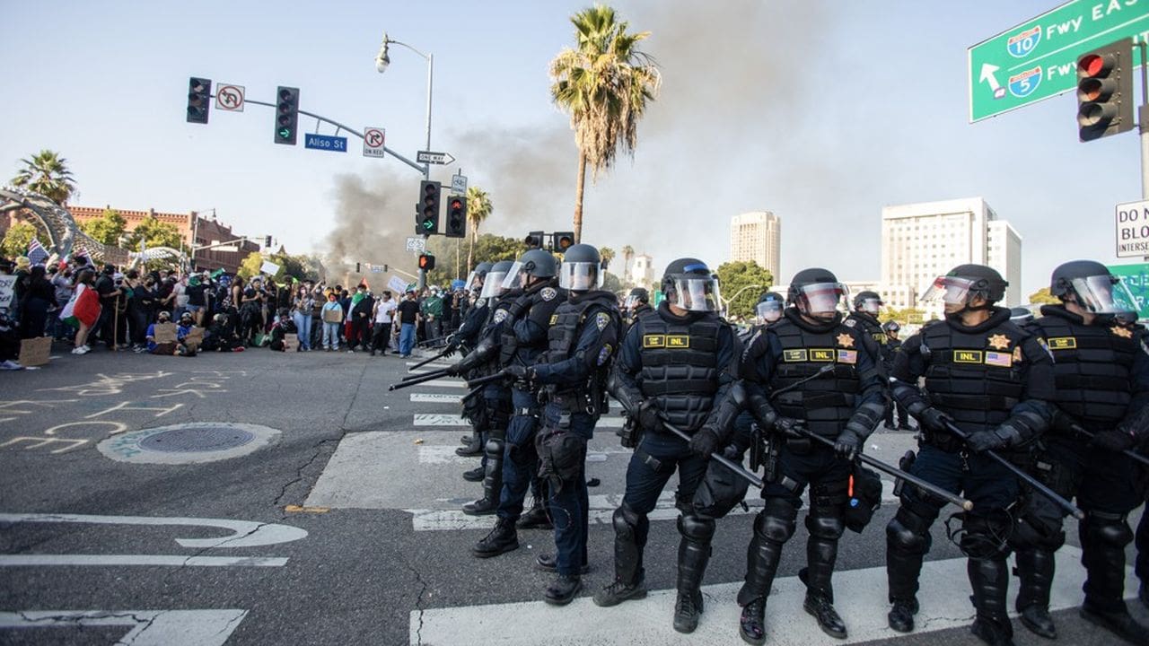 Trump déploie la Garde nationale à Los Angeles : la ville impose un couvre-feu face à la colère populaire