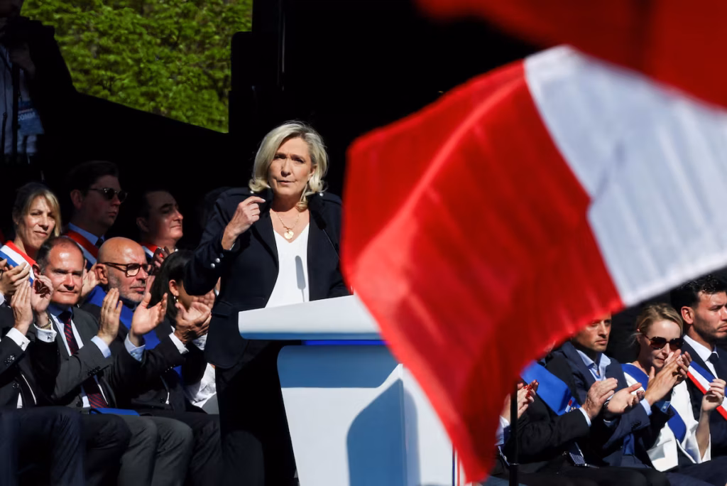 Le Pen refuse un soutien public des États-Unis après son exclusion des élections