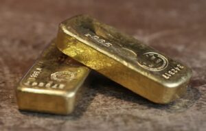 Près de Lyon, un homme découvre 700 000 euros d’or en creusant sa piscine