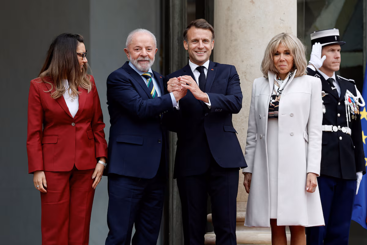 **Lula et Macron affichent leurs désaccords sur l’accord UE-Mercosur lors de la visite d’État du président brésilien à Paris** Le président brésilien Luiz Inácio Lula da Silva a appelé Emmanuel Macron à « ouvrir son cœur » à l’accord de libre-échange entre l’Union européenne et le Mercosur, jeudi à Paris, lors d’une visite d’État marquée par leurs divergences sur ce texte contesté. L’accord, finalisé en décembre 2023 après plus de deux décennies de négociations, reste en attente de ratification par plusieurs États membres de l’UE, dont la France. Paris redoute un impact négatif sur son secteur agricole, en particulier dans les filières bovine, avicole et sucrière. Les agriculteurs français dénoncent une concurrence déloyale de produits sud-américains non soumis aux mêmes normes environnementales et sanitaires. **Lula déterminé à conclure l’accord** « Je ne quitterai pas la présidence du Mercosur sans avoir conclu l’accord commercial », a affirmé Lula lors d’une conférence de presse conjointe avec Macron à l’Élysée. Le président brésilien, qui prendra prochainement la présidence tournante du bloc sud-américain, a proposé de réunir agriculteurs français et brésiliens pour « régler leurs différends » et renforcer la coopération. Insistant sur les efforts du Brésil en matière de lutte contre la déforestation, Lula a tenté de rassurer ses partenaires européens. Il espère parvenir à un compromis au cours de son mandat à la tête du Mercosur, malgré les réticences croissantes en Europe. **Macron appelle à un accord « équitable »** De son côté, Emmanuel Macron a réaffirmé son opposition au texte en l’état. « Je suis favorable au commerce libre, mais il doit être équitable », a-t-il déclaré, soulignant que les producteurs européens seraient exposés à une concurrence ne respectant pas les mêmes règles. Le président français milite pour l’ajout de « clauses miroir », garantissant que les produits importés respectent les normes européennes. La France plaide aussi pour une clause de sauvegarde qui permettrait de limiter temporairement les importations en cas de déséquilibre soudain du marché. **Des tensions agricoles en toile de fond** Cette prise de position intervient alors que les syndicats agricoles français ont intensifié la pression sur l’exécutif. Ils réclament une coalition de pays pour former une minorité de blocage contre l’accord, qu’ils jugent incompatible avec les ambitions européennes en matière de souveraineté alimentaire et de durabilité. **Désaccords sur la guerre en Ukraine** Outre le commerce, les deux dirigeants ont également évoqué la guerre en Ukraine. Macron a exhorté le Brésil, ainsi que la Chine et l’Inde, à exercer davantage de pression sur la Russie pour obtenir un cessez-le-feu. Il a rappelé que « Moscou est l’agresseur » et que ce constat devait guider toute négociation de paix. Lula, quant à lui, s’est dit prêt à jouer un rôle de médiateur, défendant une solution diplomatique et multipolaire au conflit. Malgré des sourires échangés devant les caméras, la rencontre à l’Élysée a mis en lumière des lignes de fracture persistantes entre Paris et Brasilia, tant sur les enjeux commerciaux que géopolitiques.