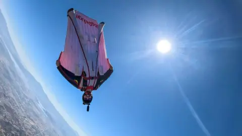Liam Bryne, l’homme-oiseau, s’est écrasé dans les Alpes suisses