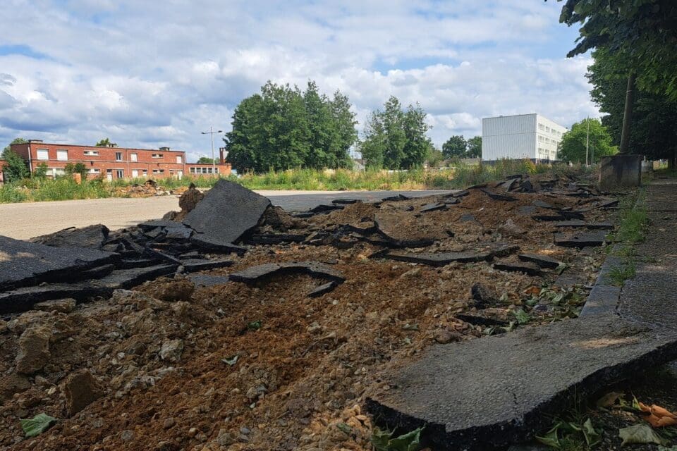 À Cléon, la mairie fait détruire un parking pour empêcher le retour des gens du voyage