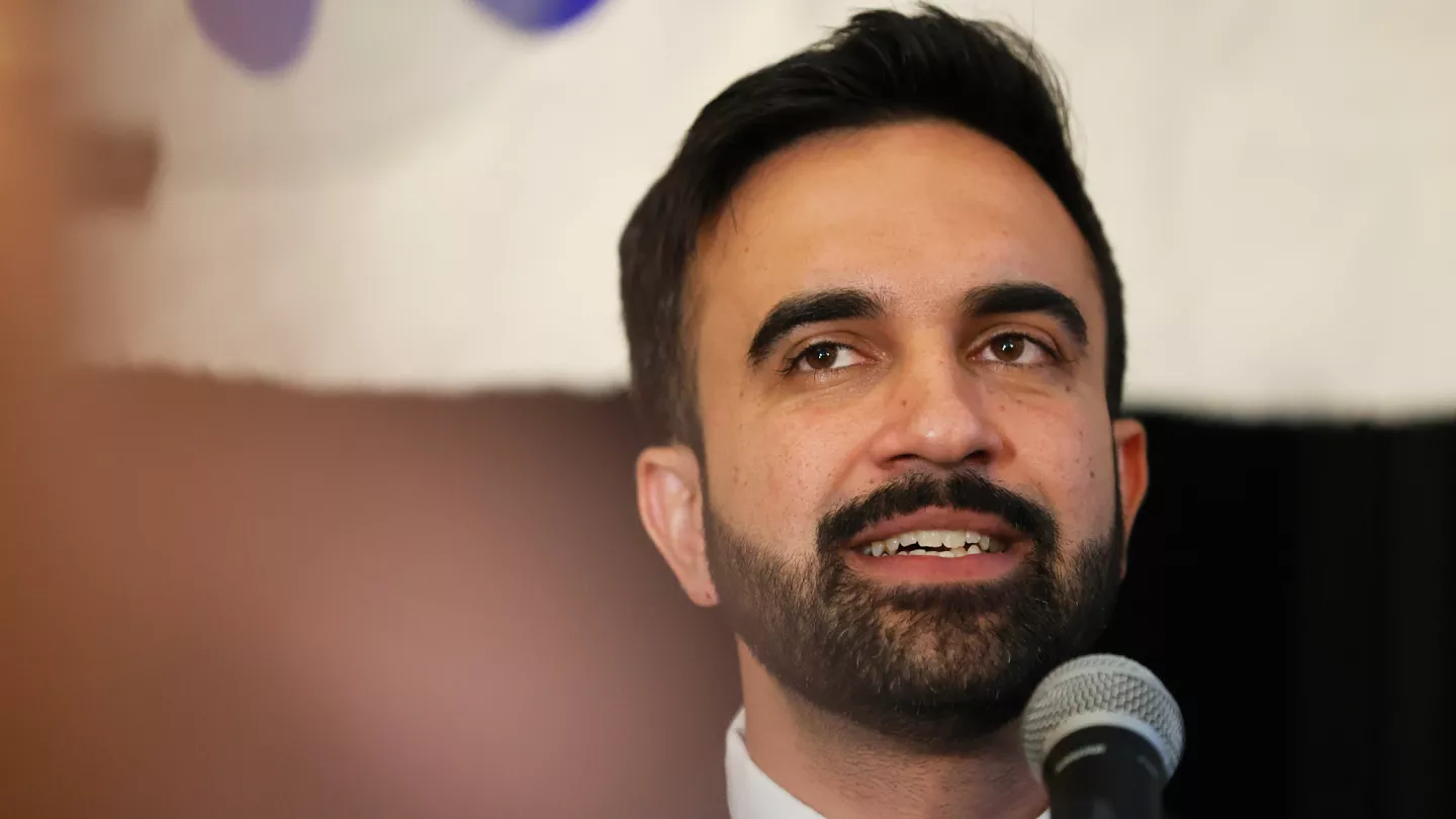 New York : après sa victoire surprise, Zohran Mamdani se rend à Harlem pour rallier les électeurs