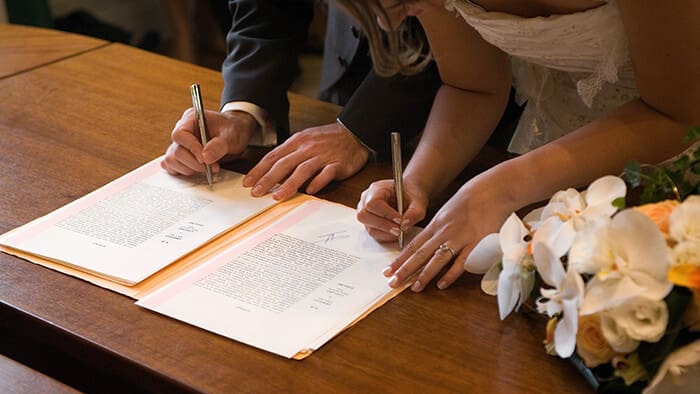 Mariage avec un sans-papiers : les députés votent pour l’interdire en commission