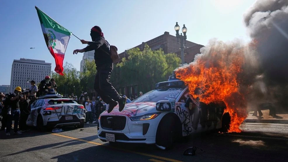 PHOTOS AP : Des drapeaux mexicains aux manifestations de Los Angeles suscitent un débat sur leur signification