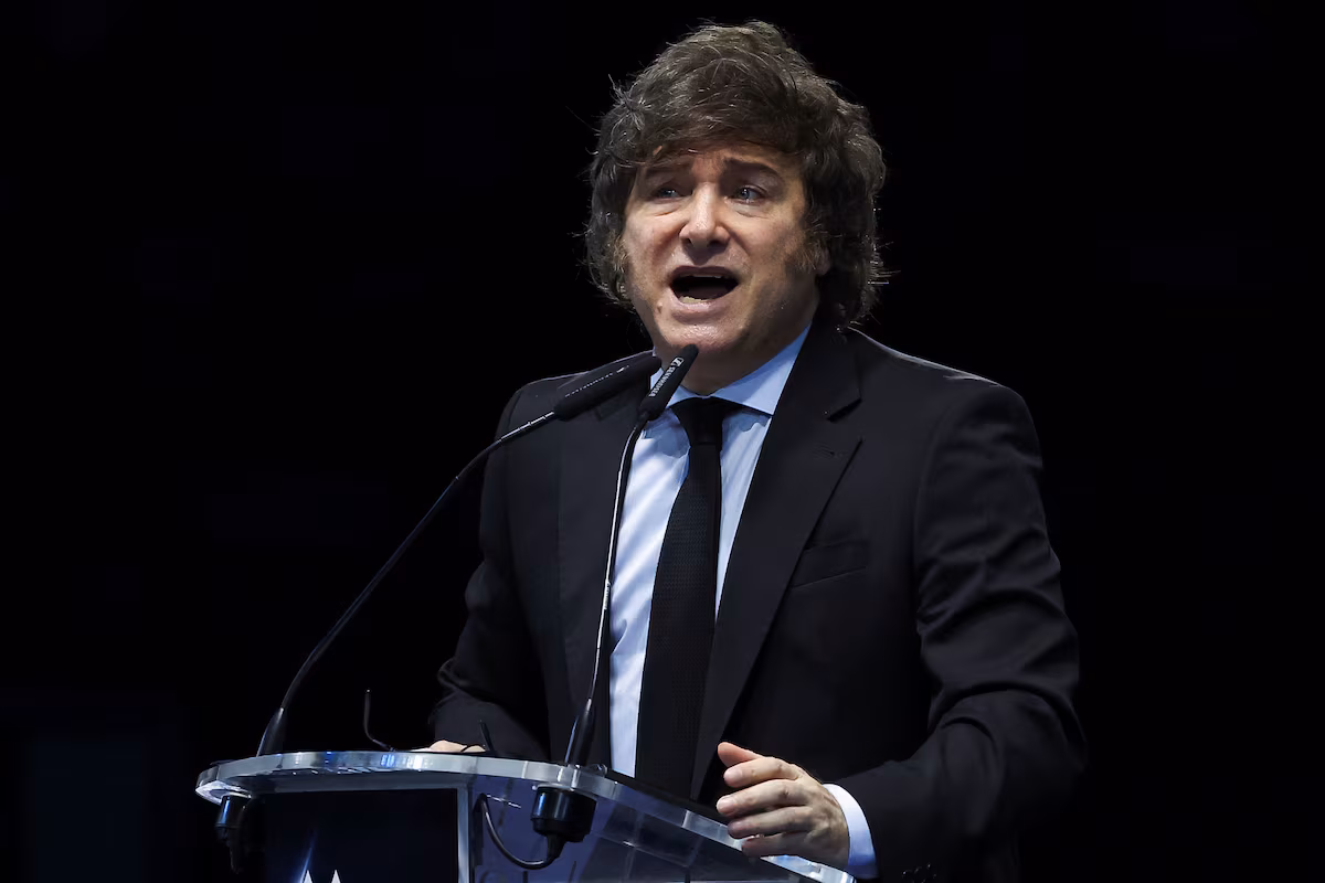 Javier Milei relance l’offensive verbale contre Pedro Sanchez lors d’un événement à Madrid