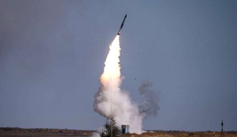 **Titre : Israël affirme avoir intercepté un missile tiré par les Houthis du Yémen et menace de blocus** L’armée israélienne a annoncé samedi avoir « très probablement intercepté avec succès » un missile tiré depuis le Yémen par les forces houthies, mouvement rebelle soutenu par l’Iran. Ce nouvel épisode de tensions entre Israël et les Houthis s’inscrit dans un contexte régional explosif, alimenté par la guerre en cours dans la bande de Gaza depuis octobre 2023. Le missile visait, selon le porte-parole militaire des Houthis Yahya Saree, la ville israélienne de Beersheba, située dans le sud du pays. Dans une déclaration publique, il a revendiqué la responsabilité de l’attaque au nom de la solidarité avec Gaza. Depuis le début du conflit israélo-palestinien, les Houthis multiplient les frappes contre Israël, ainsi que contre des navires transitant par la mer Rouge, perturbant ainsi les routes du commerce international. Face à cette intensification des attaques, Israël a menacé d’imposer un blocus naval et aérien au Yémen si les tirs venaient à se poursuivre. Cette menace marque une escalade significative dans la confrontation indirecte entre Israël et les groupes armés soutenus par Téhéran dans la région. La plupart des projectiles lancés depuis le Yémen — missiles ou drones — ont jusqu’ici été interceptés par les systèmes de défense israéliens ou sont tombés sans atteindre leur cible. Mais leur fréquence alimente la pression militaire et politique sur le gouvernement israélien, déjà engagé sur plusieurs fronts. Israël a déjà répondu à plusieurs reprises par des frappes ciblées contre des installations houthies, bien que les détails précis de ces opérations ne soient que rarement confirmés officiellement. L’armée israélienne affirme rester en état d’alerte maximale face à ce qu’elle considère comme une menace transnationale orchestrée par l’Iran à travers ses alliés régionaux. Cette attaque intervient alors que les tensions demeurent vives dans l’ensemble du Moyen-Orient, où l’enlisement du conflit à Gaza, les affrontements intermittents avec le Hezbollah au Liban, et les provocations des Houthis au sud dessinent un arc d’instabilité menaçant la sécurité régionale et les intérêts internationaux.