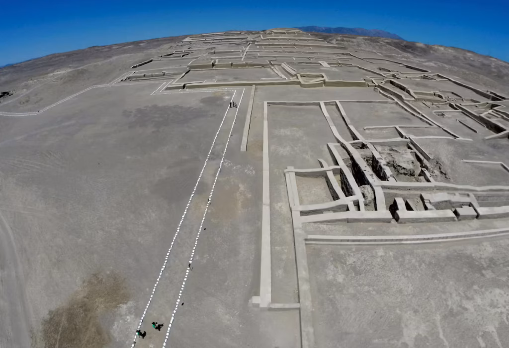 **Sous pression, le Pérou rétablit la zone protégée des lignes de Nazca menacée par l’exploitation minière** Le gouvernement péruvien a annoncé dimanche le rétablissement intégral de la zone protégée entourant les célèbres lignes de Nazca, après avoir été vivement critiqué pour une décision récente qui réduisait de manière significative la superficie du site. Fin mai, la zone classée avait été restreinte de 5 600 à 3 200 kilomètres carrés, une réduction justifiée par les autorités sur la base d’études techniques censées mieux cibler les zones de « valeur patrimoniale réelle ». Mais cette décision avait suscité l’inquiétude d’organisations patrimoniales et environnementales, qui redoutaient une intensification de l’exploitation minière artisanale dans la région. Située à environ 400 kilomètres au sud de Lima, la région de Nazca est l’un des sites archéologiques les plus emblématiques du Pérou. Elle abrite plus de 800 géoglyphes préhispaniques représentant des animaux, des plantes et des figures géométriques, gravés dans le sol il y a plus de 1 500 ans. En 1994, l’UNESCO a inscrit les lignes de Nazca au patrimoine mondial de l’humanité, reconnaissant leur importance historique et culturelle majeure. Face à la polémique, le ministère péruvien de la Culture a annoncé le rétablissement immédiat de la zone initialement protégée. Dans un communiqué, il a précisé qu’un groupe technique composé de représentants du gouvernement, d’archéologues, de chercheurs et de membres d’organisations internationales, dont l’UNESCO, travaillerait conjointement à une nouvelle proposition de zonage, qui devra concilier préservation patrimoniale et usage raisonné des terres. Le district de Nazca connaît une présence significative d’activités minières artisanales. Selon les chiffres du ministère de l'Énergie et des Mines, quelque 362 mineurs d’or y opèrent dans le cadre d’un programme de régularisation. Ces dernières années, les autorités ont multiplié les opérations contre l’exploitation illégale, qui menace à la fois l’environnement et les vestiges archéologiques uniques de la région. Le rétropédalage du gouvernement marque une victoire pour les défenseurs du patrimoine et de l’environnement, mais la pression reste forte pour trouver un équilibre durable entre développement économique local et conservation d’un site inestimable.