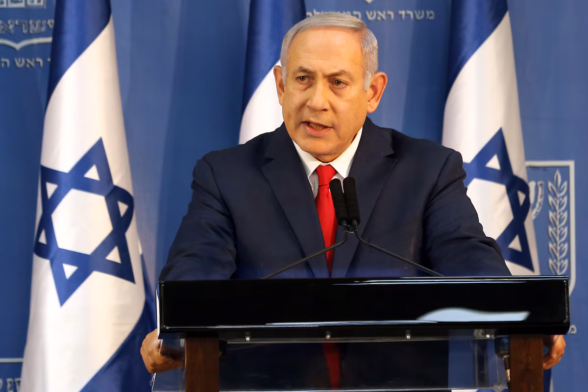 **Netanyahu voit une « opportunité historique » de paix après la guerre contre l’Iran** Le Premier ministre israélien Benjamin Netanyahu a déclaré jeudi que la fin du conflit militaire entre Israël et l’Iran ouvrait une période propice à des avancées diplomatiques majeures, notamment en matière de paix avec les pays arabes de la région. Dans un communiqué publié à Jérusalem, il a affirmé que cette victoire offrait « l’opportunité d’élargir considérablement les accords de paix », soulignant que son gouvernement s’y attelait « avec enthousiasme ». « Outre la libération des otages et la défaite du Hamas, une opportunité s’offre à nous à ne pas manquer. Nous ne pouvons pas perdre un seul jour », a ajouté Netanyahu, évoquant à la fois des gains militaires et stratégiques pour Israël à l’issue du récent conflit régional. Selon le quotidien **Israel Hayom**, qui cite une source anonyme, Netanyahu et le président américain Donald Trump auraient convenu lors d’un appel téléphonique cette semaine d’accélérer la fin de la guerre à Gaza, avec un calendrier possible de deux semaines pour un cessez-le-feu effectif. Cette étape serait selon eux la clé pour relancer les pourparlers diplomatiques et renforcer les alliances régionales. L’un des objectifs envisagés serait l’extension des accords d’Abraham, signés en 2020, pour inclure des pays jusqu’ici restés à l’écart, comme l’Arabie saoudite et la Syrie. En contrepartie, Israël pourrait soutenir l’idée d’un futur État palestinien, sous réserve de profondes réformes internes de l’Autorité palestinienne, jugée inefficace et minée par la corruption. Le bureau du Premier ministre n’a pas confirmé officiellement les détails de ces discussions diplomatiques. Toutefois, les déclarations de Netanyahu marquent un tournant rhétorique, misant sur une dynamique régionale post-conflit pour réactiver des perspectives de normalisation avec le monde arabe. Cette stratégie, qui lie sécurité et diplomatie, pourrait s’inscrire dans une volonté israélienne de stabiliser son environnement à long terme, tout en renforçant sa légitimité internationale. Mais elle dépendra fortement des réponses que donneront les pays concernés, notamment Riyad et Damas, encore très prudents vis-à-vis de toute démarche publique de rapprochement avec l’État hébreu.