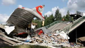 Russie : deux ponts s’effondrent à la suite d’explosions, sept morts dans un déraillement de train