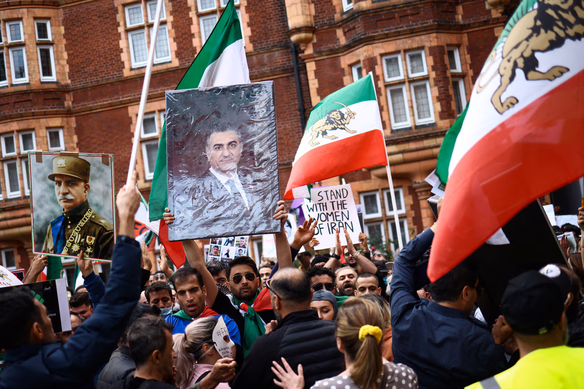 L’opposition iranienne en exil entre espoir de changement et prudence face aux manifestations