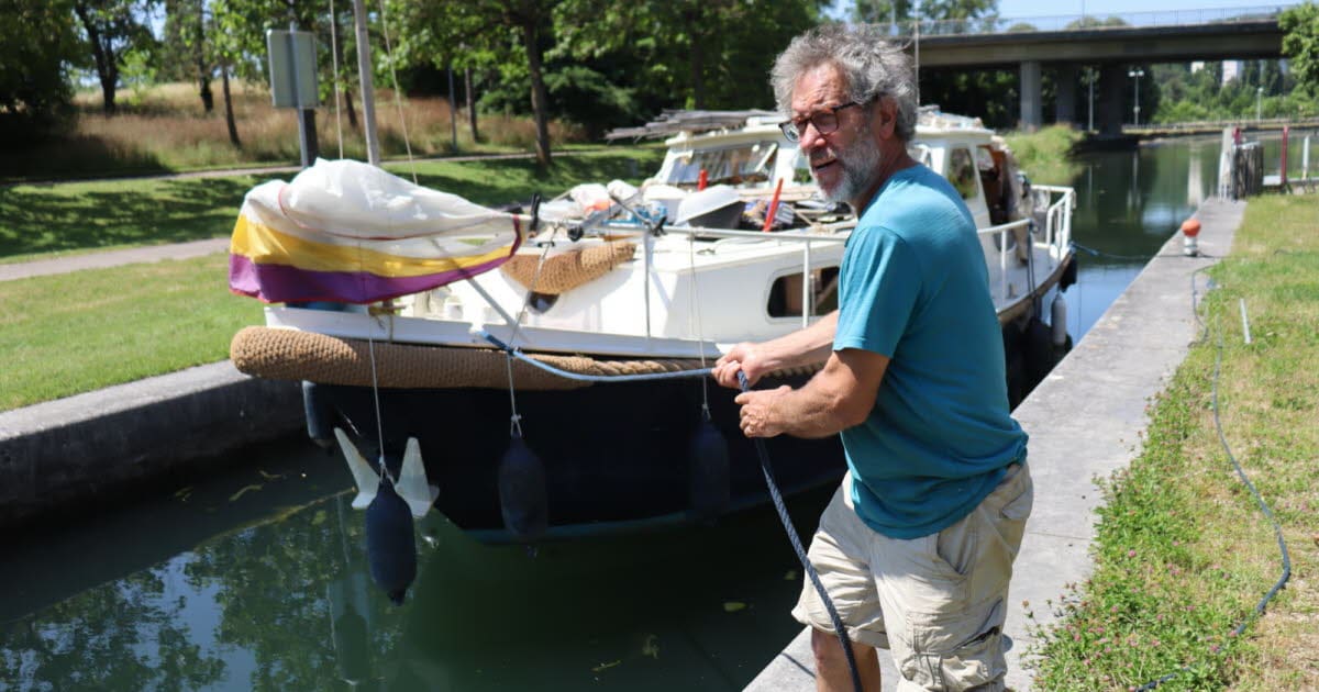 Panne sur le canal de Bourgogne : il tracte son bateau sur près de 50 km à la force des bras