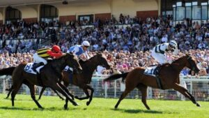 **Argentine : la justice freine Milei dans sa croisade contre les fonctionnaires** Nouveau revers pour le président argentin Javier Milei : la justice vient de suspendre la suppression du « jour du travailleur de l’État », férié instauré en 2013 sous le gouvernement péroniste. La décision du gouvernement de l’abroger, motivée par sa lutte déclarée contre le « culte de l’étatisme », a été jugée trop brutale par la justice du travail, saisie par le puissant syndicat de la fonction publique ATE. Depuis son arrivée au pouvoir, Milei a fait de l’État son principal ennemi. Ultra-libéral assumé, obsédé par l’équilibre budgétaire, il a taillé à la hache dans les dépenses publiques, supprimé 50.000 postes de fonctionnaires et sabré dans les financements des universités. Dans cette logique de purge étatique, il s’attaque maintenant à la symbolique même du service public : ses privilèges, ses acquis, et jusqu’à ses jours fériés. Le porte-parole du gouvernement, Manuel Adorni, n’a pas mâché ses mots : selon lui, ce jour chômé est l’incarnation d’un système dépassé, d’une époque où « l’État était un refuge de rente et de confort » pour des fonctionnaires coupés des réalités du secteur privé. Son collègue, le ministre de la Dérégulation, a quant à lui chiffré le coût de ce jour férié à 11 milliards de pesos, l’équivalent de 9 millions de dollars. Une goutte d’eau dans un pays rongé par l’hyperinflation, mais un symbole fort pour un président qui gouverne au scalpel. Cette suspension judiciaire, bien que provisoire, sonne comme un avertissement. Elle montre que, malgré son appui populaire, le président Milei ne pourra pas tout réformer d’un coup de décret. Elle révèle aussi la résilience des forces syndicales et judiciaires héritées du modèle péroniste, toujours bien ancrées dans les rouages de l’État. En toile de fond, la mobilisation grandit : enseignants, retraités, chercheurs descendent dans la rue pour dénoncer une austérité qui, si elle produit un excédent budgétaire historique, se paie au prix fort socialement. Javier Milei, qui rêve d’une Argentine débarrassée de l’interventionnisme étatique, affronte désormais un dilemme classique : jusqu’où peut-on aller contre l’appareil public sans faire imploser la société ? À trop vouloir gouverner contre l’État, il risque de réveiller une contre-offensive qui pourrait enrayer sa « révolution libérale ».
