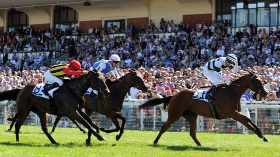 **Argentine : la justice freine Milei dans sa croisade contre les fonctionnaires** Nouveau revers pour le président argentin Javier Milei : la justice vient de suspendre la suppression du « jour du travailleur de l’État », férié instauré en 2013 sous le gouvernement péroniste. La décision du gouvernement de l’abroger, motivée par sa lutte déclarée contre le « culte de l’étatisme », a été jugée trop brutale par la justice du travail, saisie par le puissant syndicat de la fonction publique ATE. Depuis son arrivée au pouvoir, Milei a fait de l’État son principal ennemi. Ultra-libéral assumé, obsédé par l’équilibre budgétaire, il a taillé à la hache dans les dépenses publiques, supprimé 50.000 postes de fonctionnaires et sabré dans les financements des universités. Dans cette logique de purge étatique, il s’attaque maintenant à la symbolique même du service public : ses privilèges, ses acquis, et jusqu’à ses jours fériés. Le porte-parole du gouvernement, Manuel Adorni, n’a pas mâché ses mots : selon lui, ce jour chômé est l’incarnation d’un système dépassé, d’une époque où « l’État était un refuge de rente et de confort » pour des fonctionnaires coupés des réalités du secteur privé. Son collègue, le ministre de la Dérégulation, a quant à lui chiffré le coût de ce jour férié à 11 milliards de pesos, l’équivalent de 9 millions de dollars. Une goutte d’eau dans un pays rongé par l’hyperinflation, mais un symbole fort pour un président qui gouverne au scalpel. Cette suspension judiciaire, bien que provisoire, sonne comme un avertissement. Elle montre que, malgré son appui populaire, le président Milei ne pourra pas tout réformer d’un coup de décret. Elle révèle aussi la résilience des forces syndicales et judiciaires héritées du modèle péroniste, toujours bien ancrées dans les rouages de l’État. En toile de fond, la mobilisation grandit : enseignants, retraités, chercheurs descendent dans la rue pour dénoncer une austérité qui, si elle produit un excédent budgétaire historique, se paie au prix fort socialement. Javier Milei, qui rêve d’une Argentine débarrassée de l’interventionnisme étatique, affronte désormais un dilemme classique : jusqu’où peut-on aller contre l’appareil public sans faire imploser la société ? À trop vouloir gouverner contre l’État, il risque de réveiller une contre-offensive qui pourrait enrayer sa « révolution libérale ».