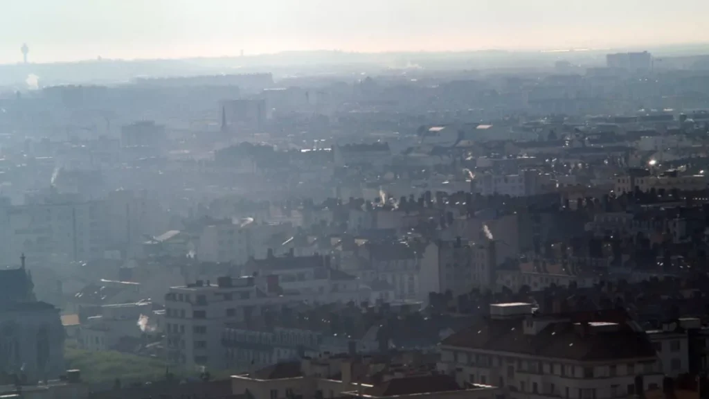 Pollution record et canicule en Île-de-France et sur le bassin lyonnais : les autorités appellent à la vigilance