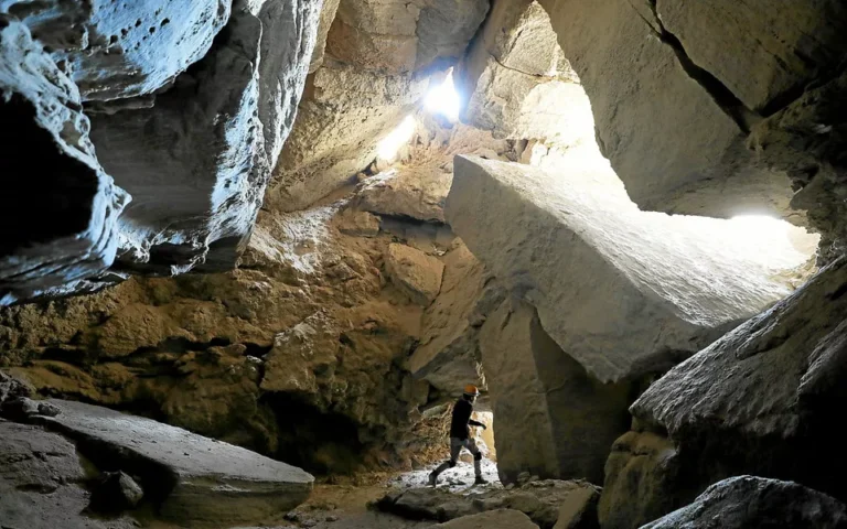 Isère : les trois spéléologues coincés dans la grotte de Guiers-Mort ont été secourus