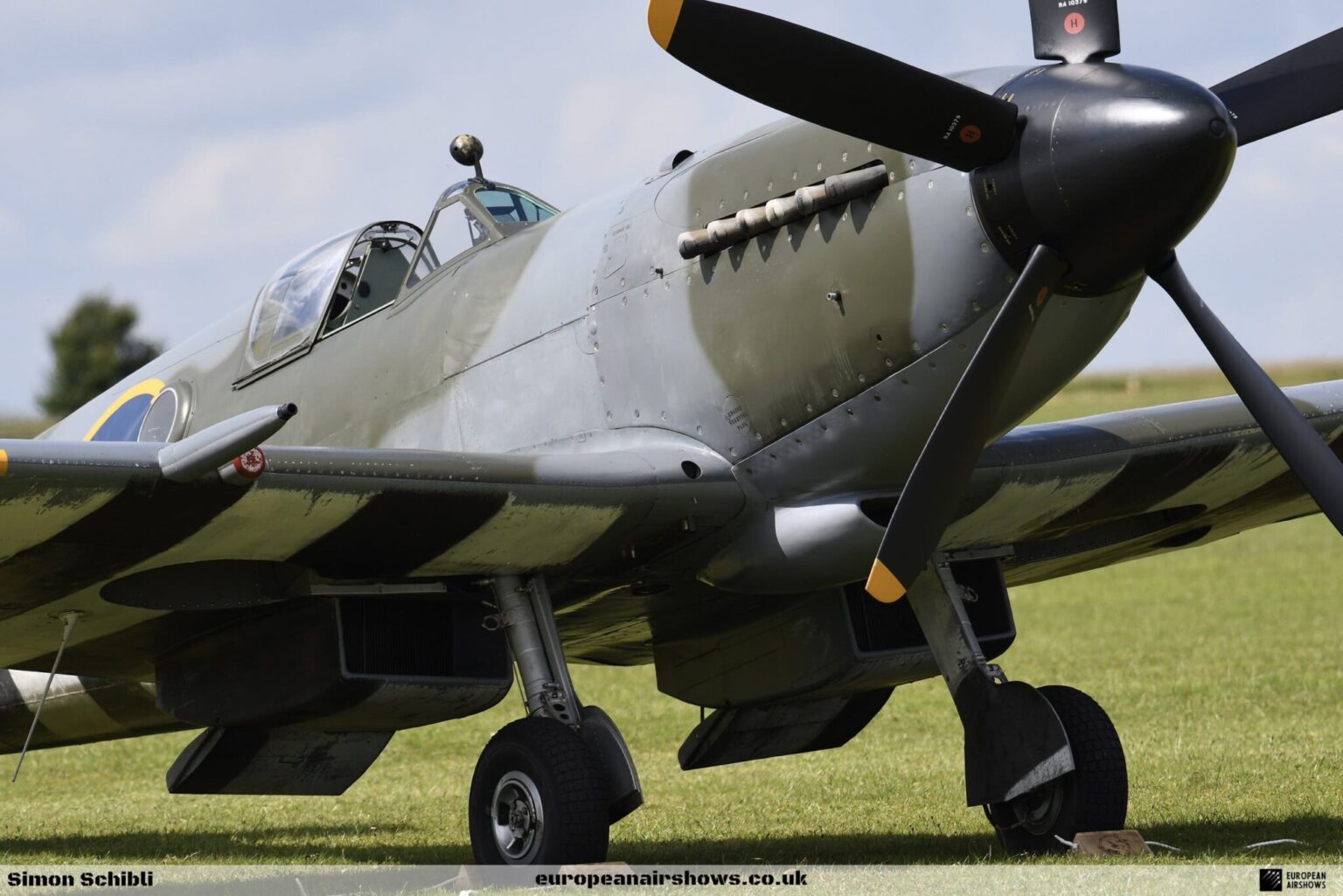 Atterrissage raté au grand show aérien de Biscarrosse : un Spitfire piégé