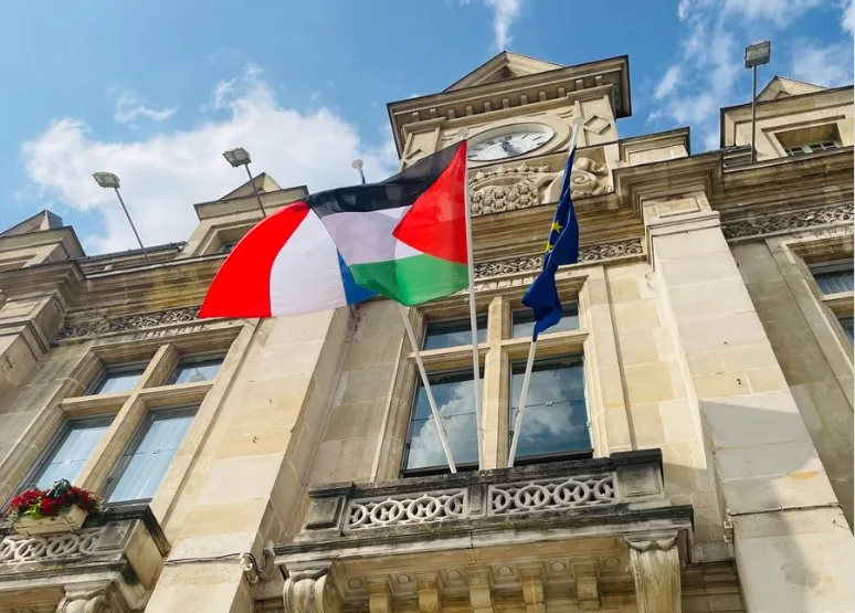 La mairie de Saint-Denis retire le drapeau palestinien après l’intervention de la préfecture