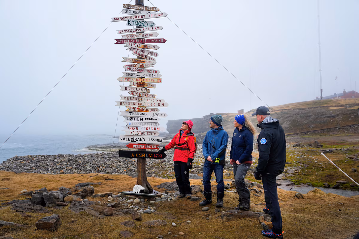 **Le roi de Norvège célèbre le centenaire de la souveraineté sur le Svalbard alors que l’Arctique attire les grandes puissances** Le roi Harald et la reine Sonja de Norvège ont effectué lundi une visite officielle dans la principale colonie du Svalbard, un archipel arctique norvégien d’une importance stratégique croissante, alors que les grandes puissances mondiales — États-Unis, Russie et Chine — multiplient les manœuvres diplomatiques et économiques dans cette région riche en ressources naturelles. Ce déplacement royal s’inscrit dans le cadre de la commémoration du centenaire de la souveraineté norvégienne sur l’archipel, officiellement rattaché au pays en 1925. Le Svalbard, situé entre le pôle Nord et l’Europe continentale, est régi par un traité signé en 1920 qui confère à la Norvège la pleine souveraineté tout en permettant aux ressortissants des États signataires d’y résider librement et d’y exercer des activités économiques sans visa. Cette visite hautement symbolique intervient dans un contexte de tension croissante dans la région arctique, convoitée pour ses gisements de combustibles fossiles, ses minerais et ses nouvelles routes maritimes rendues plus accessibles par le recul des glaces. Alors que le président américain Donald Trump a réitéré son intérêt pour le Groenland, son homologue français Emmanuel Macron s’est récemment rendu sur cette île autonome du Danemark, en signe de solidarité européenne. L’archipel du Svalbard, bien qu’assujetti à des restrictions militaires par le traité, n’est pas officiellement démilitarisé. Oslo rejette les accusations récurrentes de Moscou selon lesquelles la Norvège chercherait à militariser la zone. Le royaume scandinave joue par ailleurs un rôle central dans l’OTAN en tant que gardien des eaux stratégiques de l’Atlantique Nord, situées entre le Svalbard et la Norvège continentale, fréquemment empruntées par les sous-marins nucléaires de la flotte russe du Nord. Outre la colonie norvégienne de Longyearbyen, l’archipel abrite également deux colonies russes — Barentsburg et Pyramiden — qui comptent près de 300 résidents sur une population totale d’environ 2 800 habitants. La Chine, qui s’affirme comme un acteur émergent de la région en se qualifiant d’« État quasi-arctique », ambitionne pour sa part de développer une « Route de la soie polaire », afin de sécuriser ses échanges commerciaux et diversifier ses routes d’approvisionnement. La visite royale souligne la volonté d’Oslo d’affirmer sa présence et sa souveraineté dans cette région stratégique, à l’heure où l’Arctique se transforme en un nouvel échiquier géopolitique mondial.