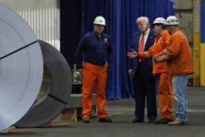 Trump double les taxes sur l’acier et l’aluminium, un choc pour l’industrie et les consommateurs