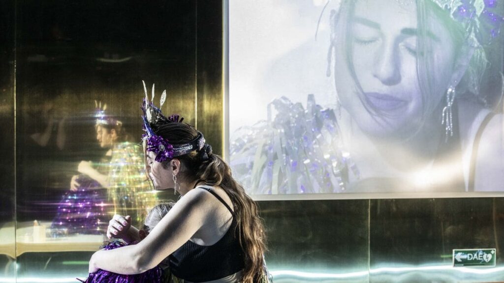 « Valentina » de Caroline Guiela Nguyen : un conte lumineux sur l’exil et l’enfance au Théâtre des Abbesses