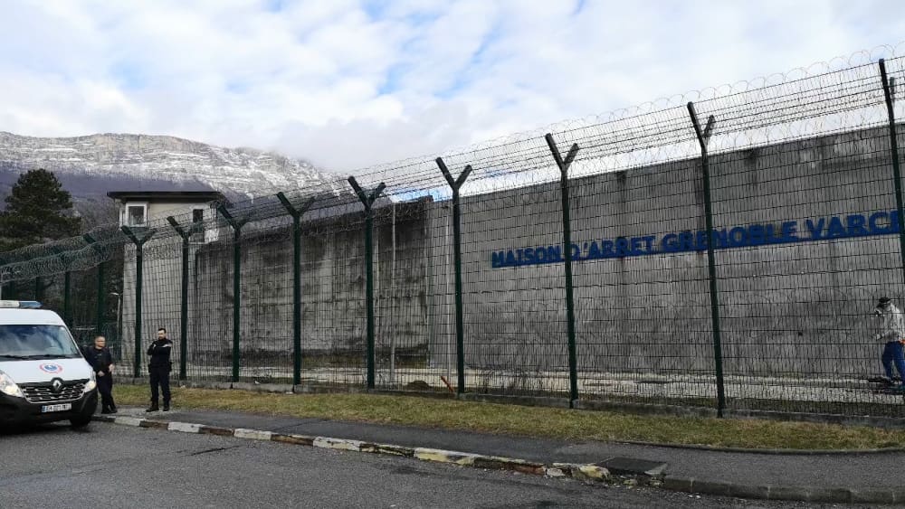 Évasion spectaculaire à Grenoble-Varces : un détenu profite d’une sortie encadrée pour s’échapper