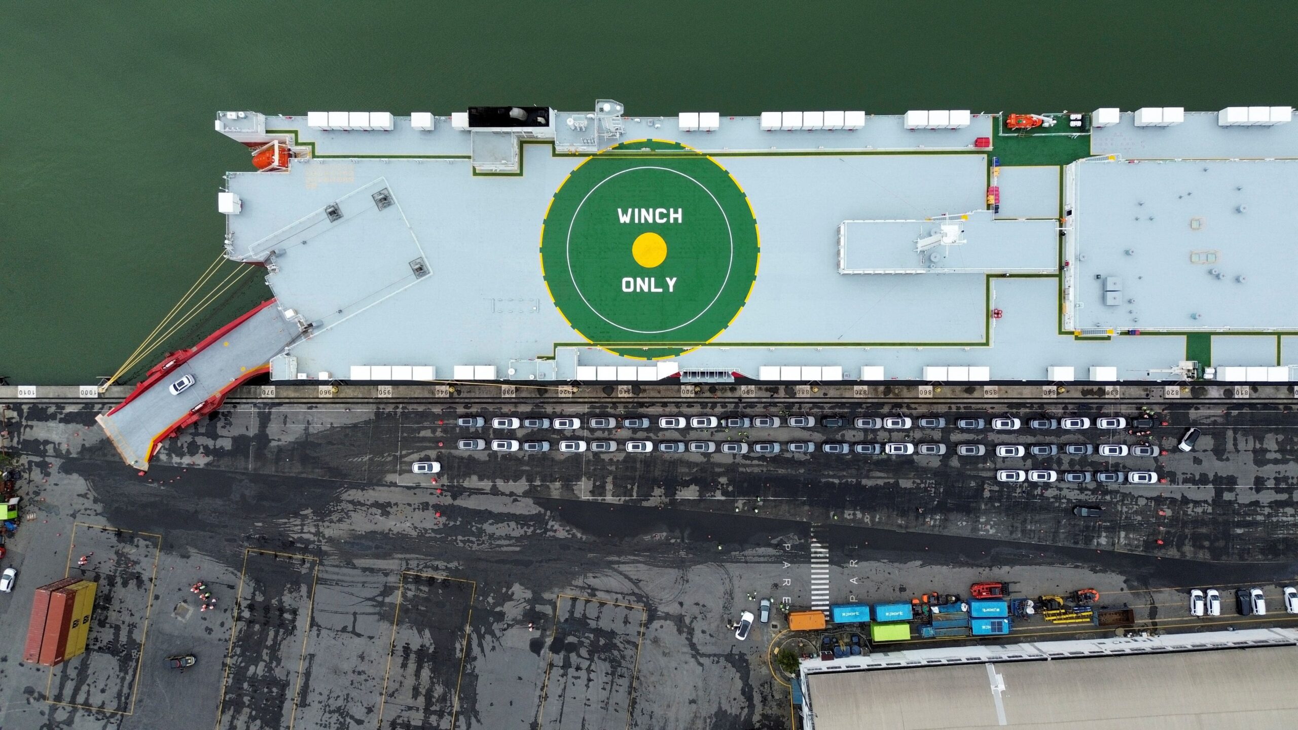 **La Chine submerge le Brésil de voitures électriques bon marché, la riposte se prépare** RIO DE JANEIRO – L'arrivée massive de véhicules électriques chinois à bas coût sur le marché brésilien suscite une vive inquiétude chez les industriels locaux, qui demandent désormais au gouvernement de relever les droits de douane pour protéger l'industrie automobile nationale. Le phénomène a pris une ampleur spectaculaire, illustrée récemment par le voyage inaugural du BYD Shenzhen, le plus grand navire transporteur de voitures au monde, qui a accosté au Brésil avec une cargaison équivalente à vingt terrains de football de véhicules. Selon des données d’expédition récentes, le Brésil est rapidement devenu l’une des principales destinations des exportations chinoises de voitures électriques. Cette poussée est portée par des marques comme BYD, qui misent sur la demande croissante en mobilité durable dans la plus grande économie d’Amérique latine. Pour les constructeurs chinois, ce marché en expansion représente une opportunité stratégique, à la fois pour écouler leur production excédentaire et pour renforcer leur présence internationale. Face à cette déferlante, les représentants de l’industrie automobile brésilienne montent au créneau. Plusieurs groupes industriels appellent le gouvernement à augmenter les tarifs d’importation sur les véhicules étrangers, en particulier ceux provenant de Chine, afin d’éviter une déstabilisation du tissu industriel local. Ils dénoncent une concurrence déloyale liée aux subventions dont bénéficieraient les constructeurs chinois. Les constructeurs chinois, de leur côté, cherchent à désamorcer les tensions. Plusieurs d'entre eux, dont BYD, ont annoncé leur intention d’investir directement dans l’économie brésilienne, en construisant des usines d’assemblage locales. Une stratégie qui vise à contourner les barrières commerciales potentielles tout en apaisant les critiques sur la perte de souveraineté industrielle. Le gouvernement brésilien, soucieux de promouvoir à la fois l’investissement étranger et la transition écologique, marche sur une ligne de crête. Il doit arbitrer entre la volonté de démocratiser l’accès aux véhicules propres et la nécessité de protéger les emplois locaux. Une décision sur les éventuelles hausses de tarifs douaniers est attendue dans les prochains mois. Cette situation rappelle d'autres épisodes de tensions commerciales provoquées par les exportations chinoises dans les secteurs stratégiques. Le Brésil, qui ambitionne de devenir un acteur de poids dans la mobilité durable, devra désormais définir les règles du jeu pour que cette transition ne se fasse pas au détriment de sa propre industrie.