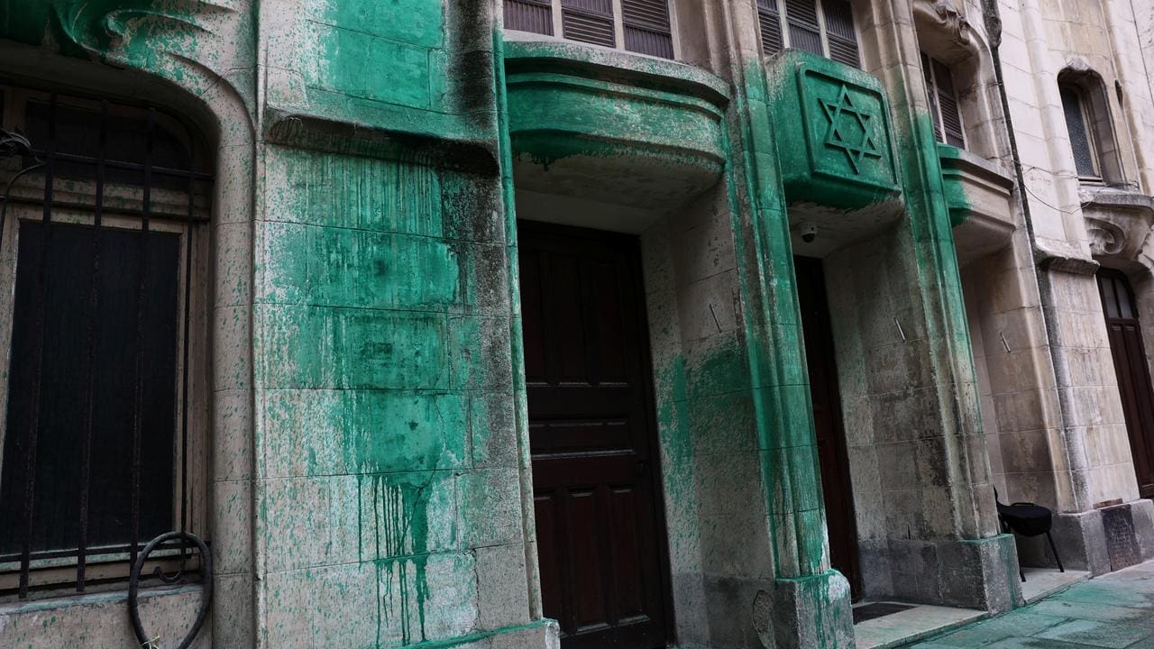 Jets de peinture sur les lieux juifs: trois serbes interpellés, une ingérence suspectée