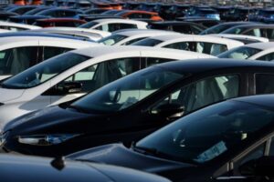 Fin des voitures thermiques en 2035 : le gouvernement maintient sa position malgré la fronde des constructeurs