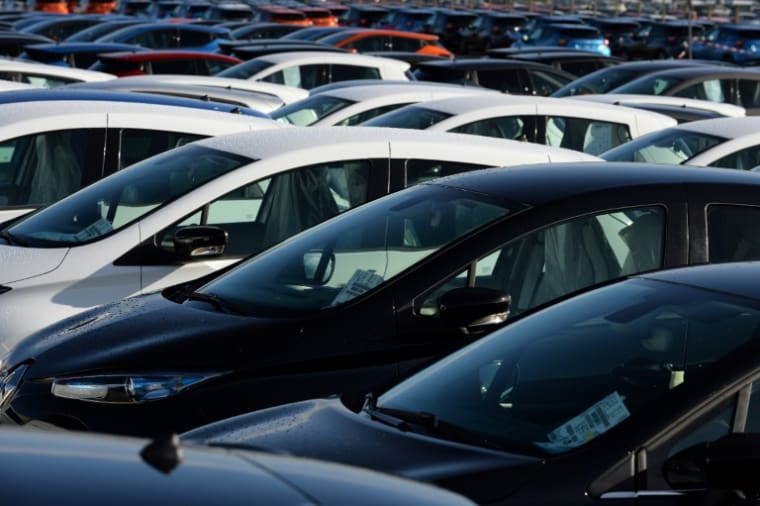 Fin des voitures thermiques en 2035 : le gouvernement maintient sa position malgré la fronde des constructeurs