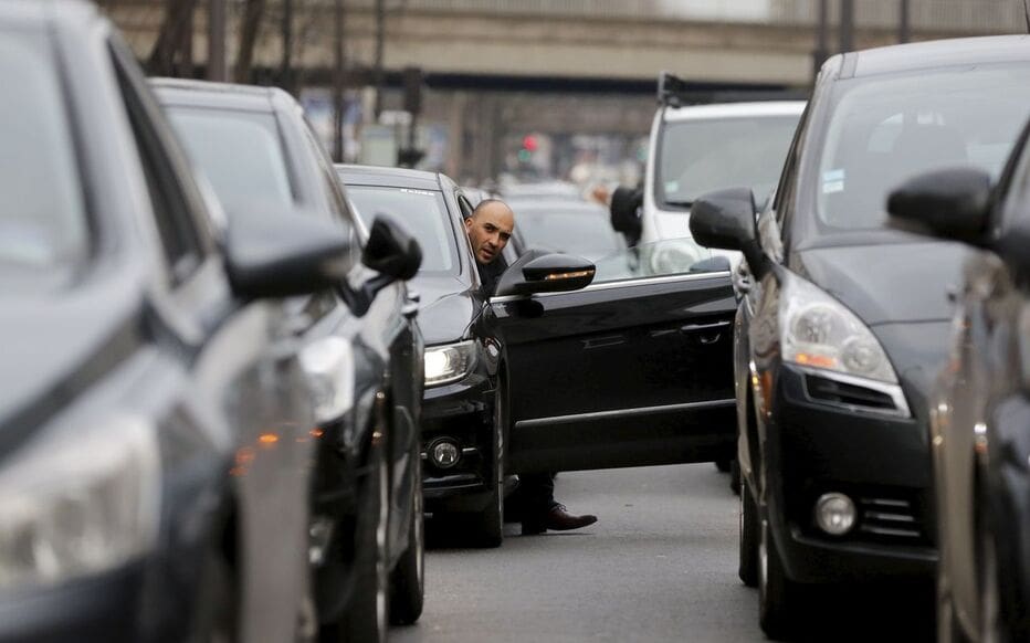 Colère des VTC : blocages, escargots et appel à l’État